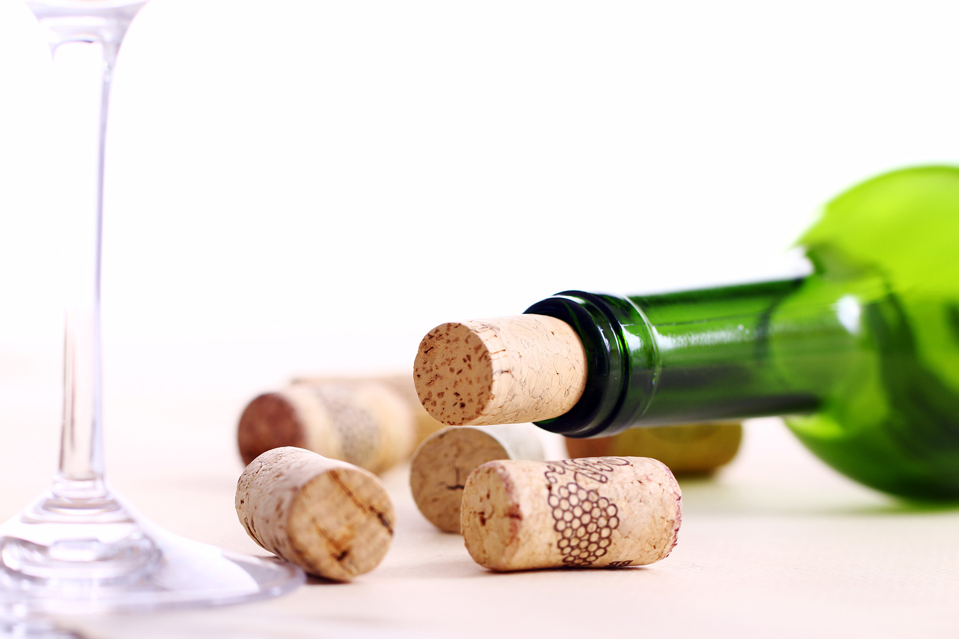 Hablemos de tapones para vinos: ¿corcho, plástico, tapa rosca, vidrio  cuál es mejor?